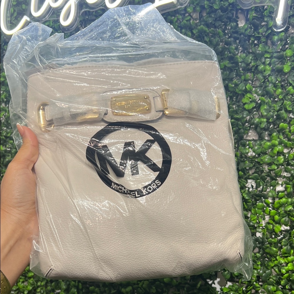 Michael Kors RT: $150 Hamilton crossbody bag Vanilla